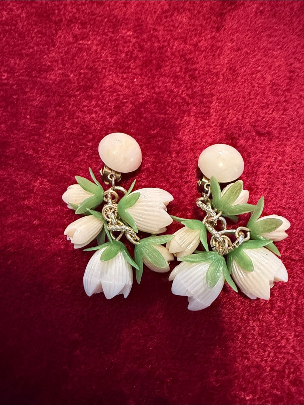 Vintage White/Green Floral acrylic Hong Kong Drop clip earrings like new